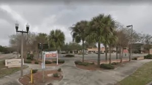 Street view of shopping plaza in St. Petersburg