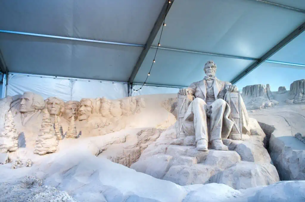 Sand sculpture depicting Abraham Lincoln and Mount Rushmore