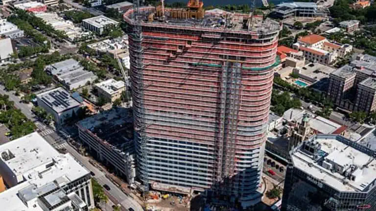 An arial photo of 400 Central under construction with equipment.
