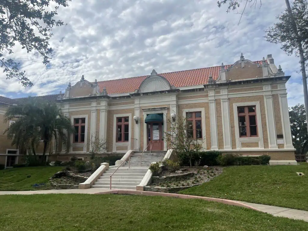 Modern color photo of the 1915 Mirror Lake Library.